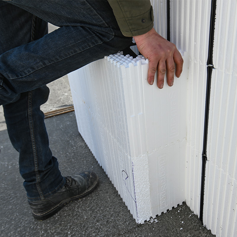 Découvrez notre blocs closoirs 4'' (10,2cm), 6'' (15,2cm) et 8'' (20,3cm) coffrage isolant integraspec®. Le blocs closoirs 4'' (10,2cm), 6'' (15,2cm) et 8'' (20,3cm) coffrage isolant integraspec® un l'un de nos produits certifiés par les normes environnementales du Canada afin d'offrir un confort inégal.