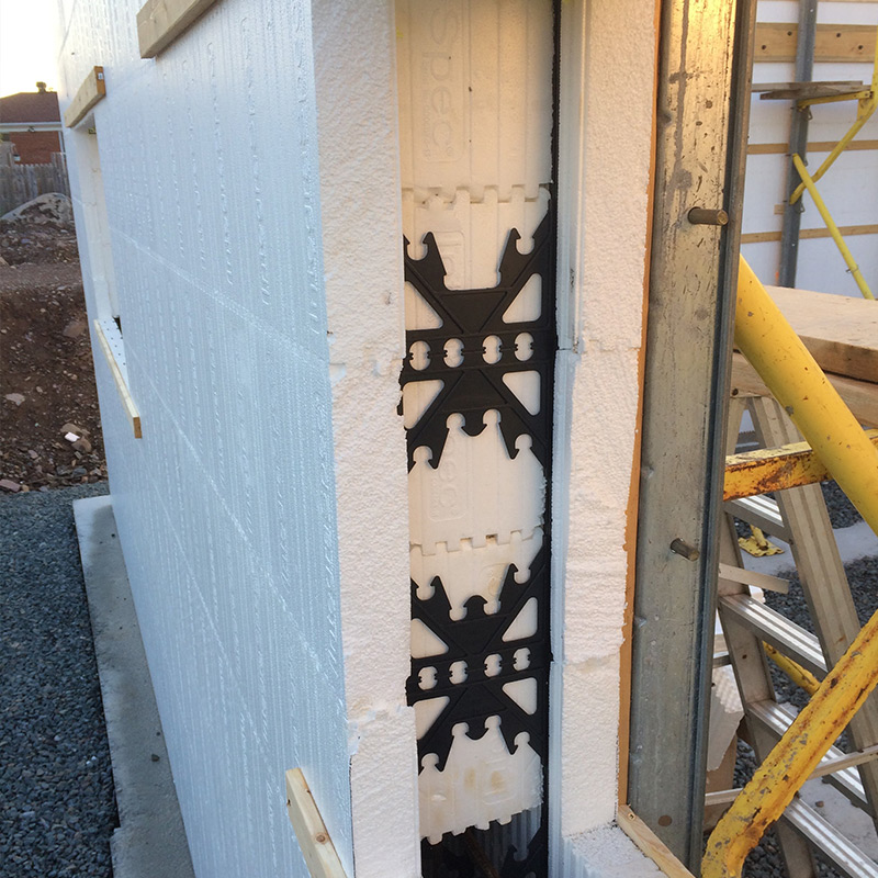Découvrez notre blocs closoirs 4'' (10,2cm), 6'' (15,2cm) et 8'' (20,3cm) coffrage isolant integraspec®. Le blocs closoirs 4'' (10,2cm), 6'' (15,2cm) et 8'' (20,3cm) coffrage isolant integraspec® un l'un de nos produits certifiés par les normes environnementales du Canada afin d'offrir un confort inégal.